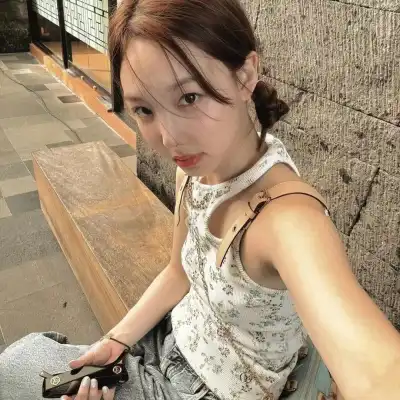 钟由希
